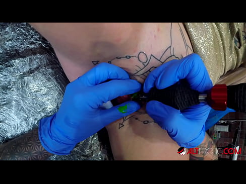 ❤️ Uiters getatoeëerde hottie Sully Savage het 'n tatoeëermerk op haar klitoris gekry Seksvideo op af.kassa-standupbar.ru ❌